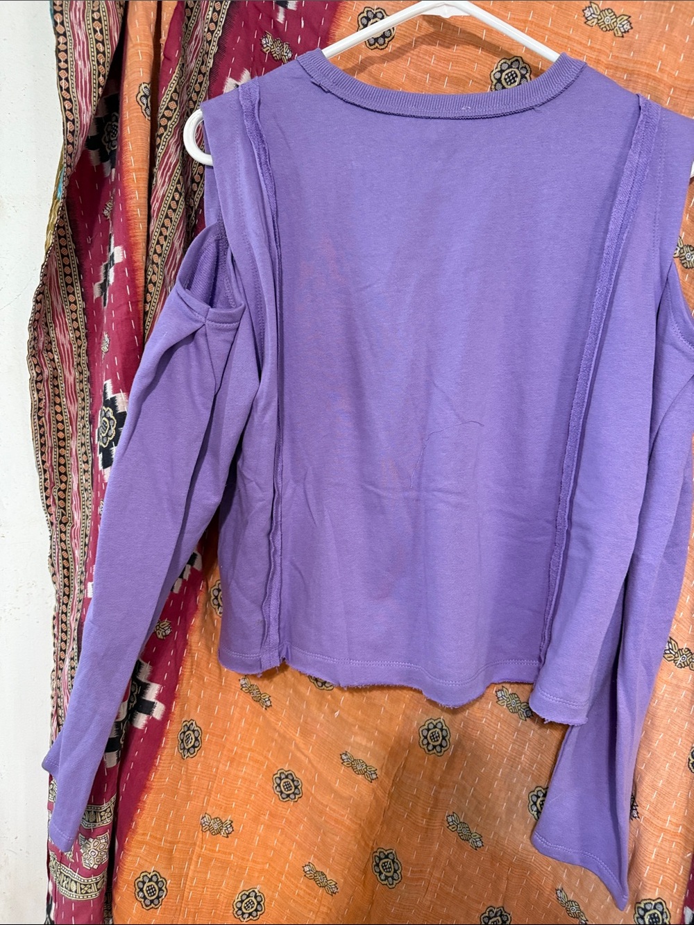 P062:  EASEL NWT TOP GRAPE (R2M)